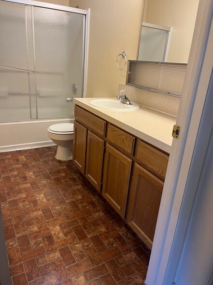 Full Bath - 590 N Woodruff Ave