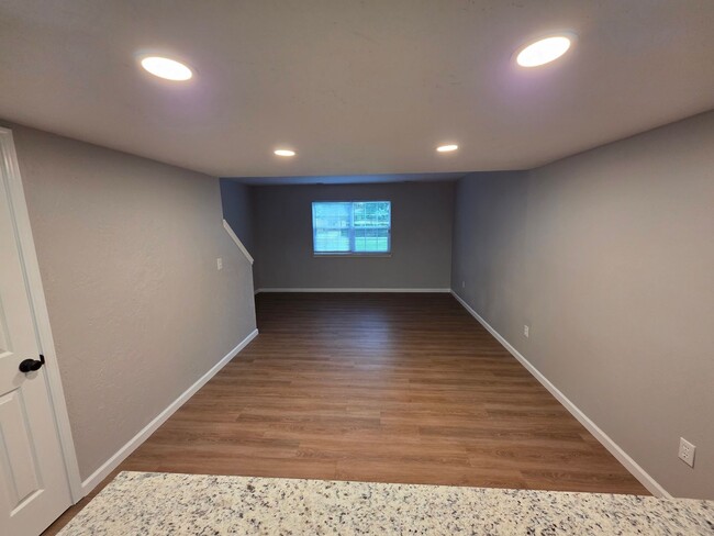 Building Photo - Updated 2 bedroom 2 bath with pool