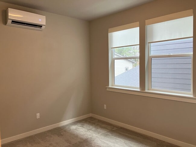 Building Photo - Large Three Bedroom Home in Sustainable South Salem Community