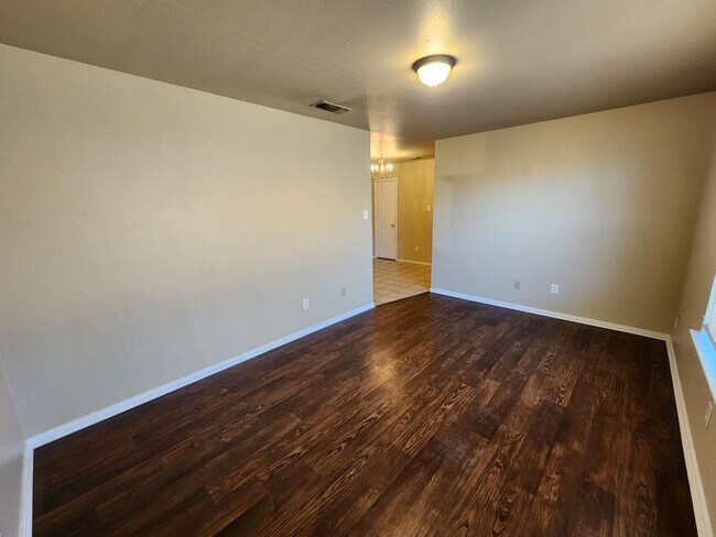 Building Photo - 3 Bedroom Duplex In South Fort Worth