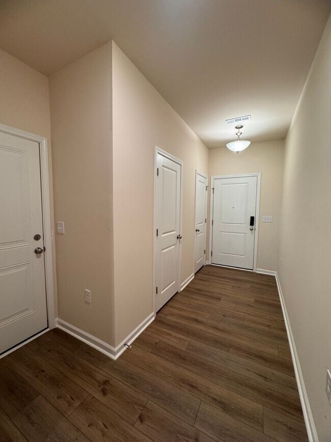 Building Photo - 3BR 2.5BA Townhome