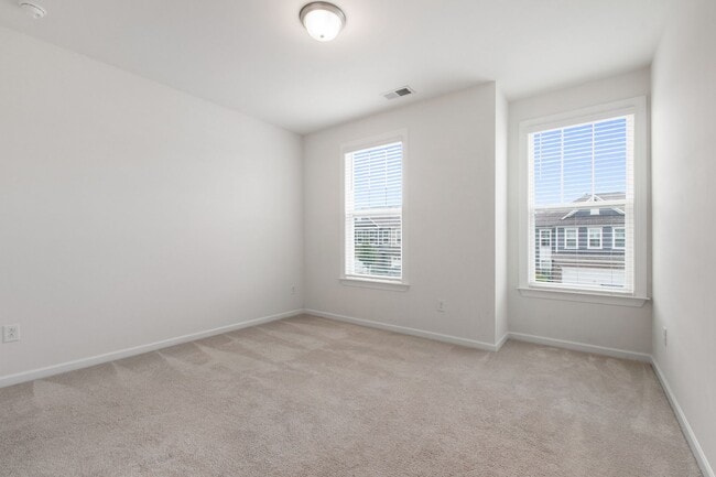 Building Photo - Beautifully Appointed Townhome in Prime Ho...