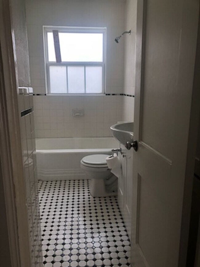 Building Photo - Updated 2/1 Ready For Move In!
