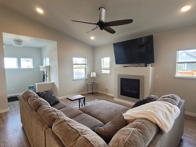 Building Photo - Furnished monthly rental, modern style home with abundant light, garage, backyard. 30-day Min.