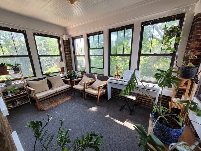 Building Photo - 4422 N Greenview Ave