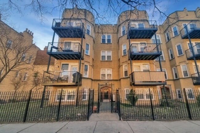 Building Photo - 2533 W Berwyn Ave