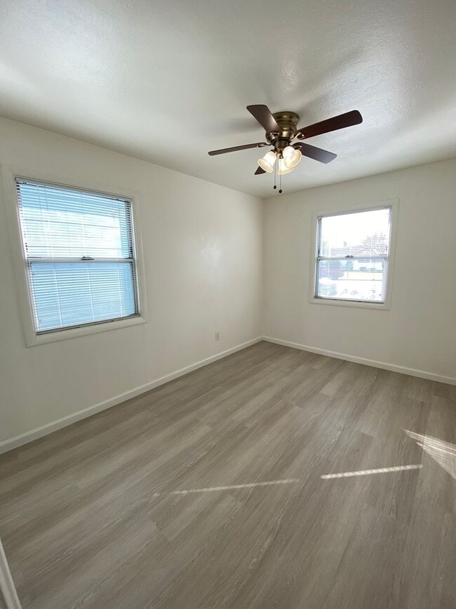 Building Photo - Rent Reduction!! 1bed/1bath Duplex within walking distance of Downtown Fairfield