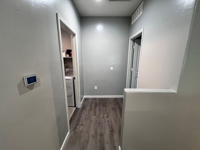 Building Photo - Central- FURNISHED 4 bedroom/ 3 bathroom h...