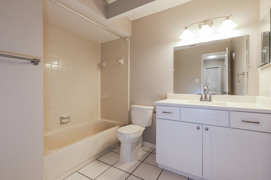 Building Photo - 549 Oak Creek Dr