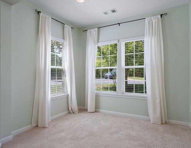 Building Photo - Stunning, Spacious 2 Bedroom Condo in Midl...