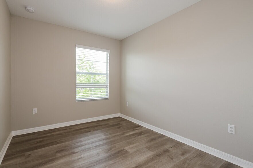 Building Photo - 12926 Utopia Gardens Way