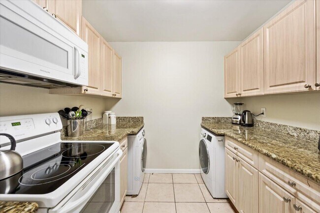 Building Photo - 2060 Greenview Shores Blvd