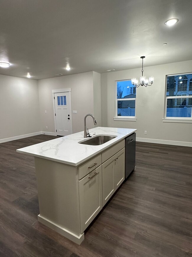 Building Photo - Stunning New 4 Bedroom Townhome in Idaho F...