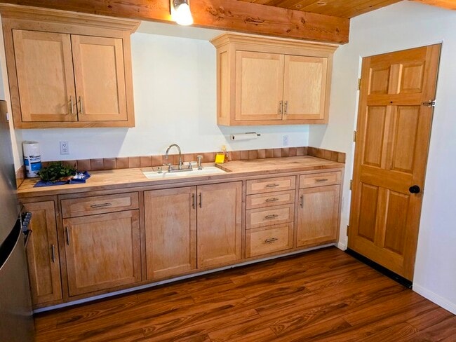 Building Photo - Charming 2 Bed / 1 Bath Cabin with Spa