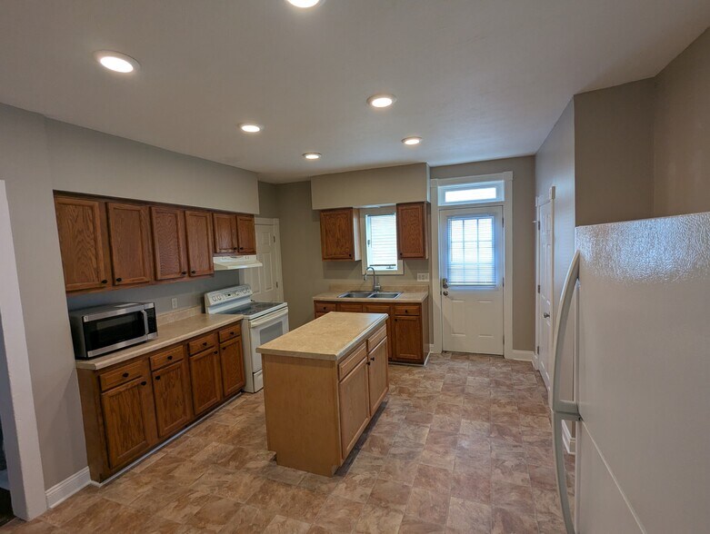 Kitchen - 321 Howard St