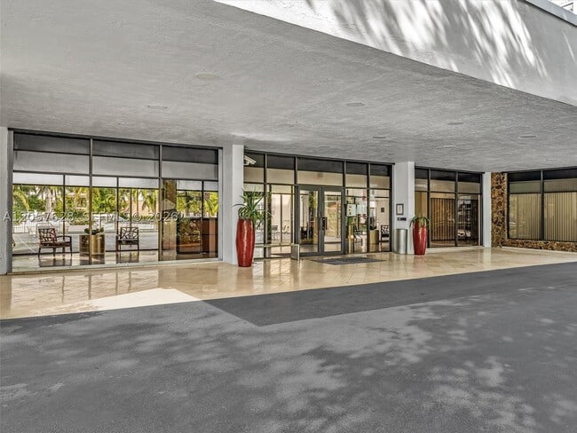 Building Photo - 10000 W Bay Harbor Dr