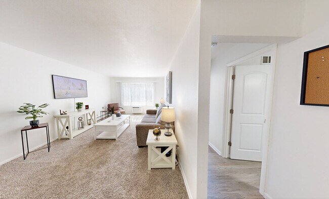 Building Photo - 517 E Division St