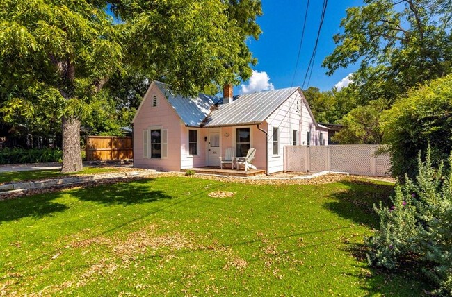 Building Photo - FOR LEASE!! Fully furnished!