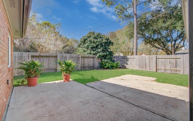 Building Photo - 14806 Flowerwood Dr