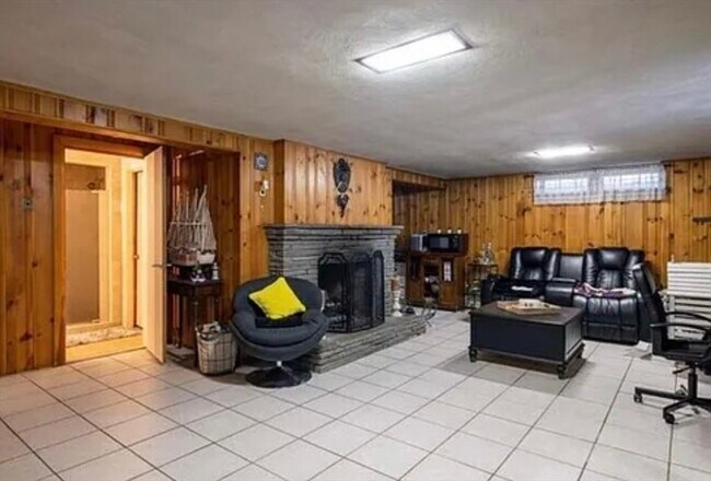 Building Photo - 3 Greenview Rd