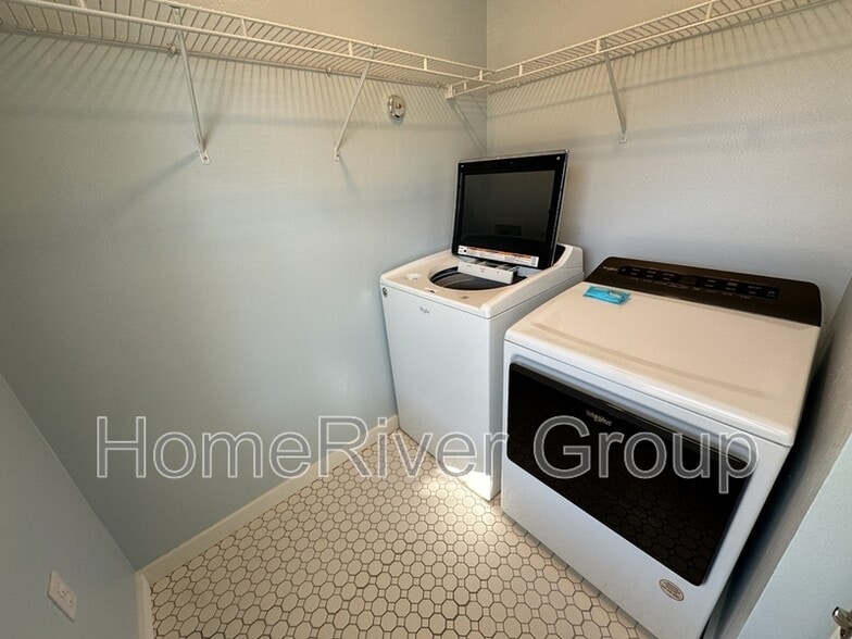 Building Photo - 7982 Stonebrook Dr