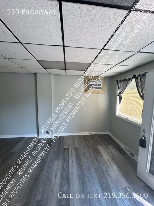 Building Photo - 910 Broadway-