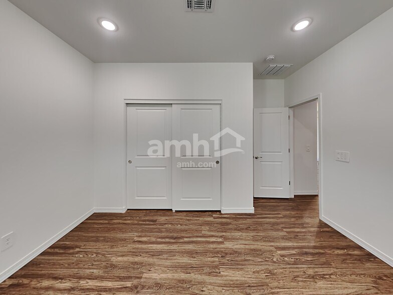 Building Photo - 15074 W Sherman St