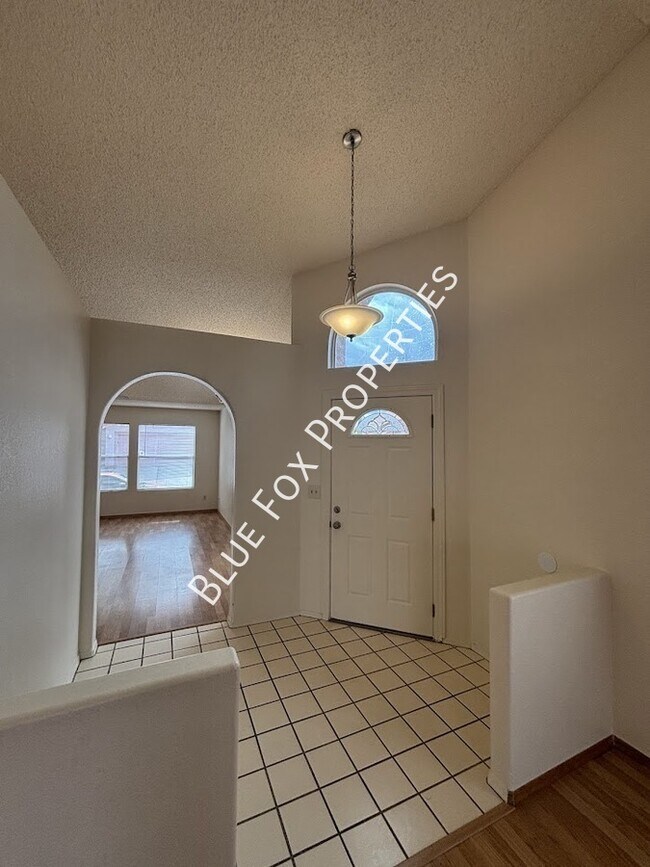 Building Photo - 9913 N Woodstone Trail