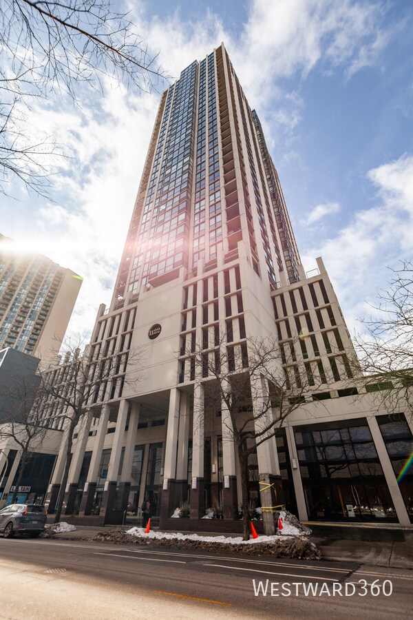 Building Photo - 1122 N Clark-3208