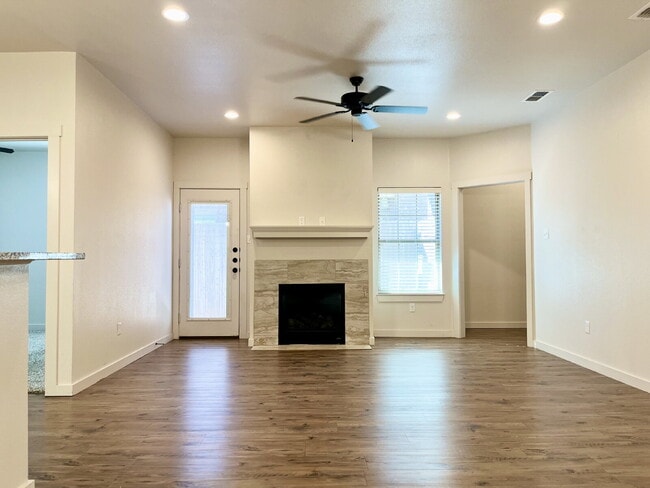 Building Photo - Beautiful Townhome in Viridian!