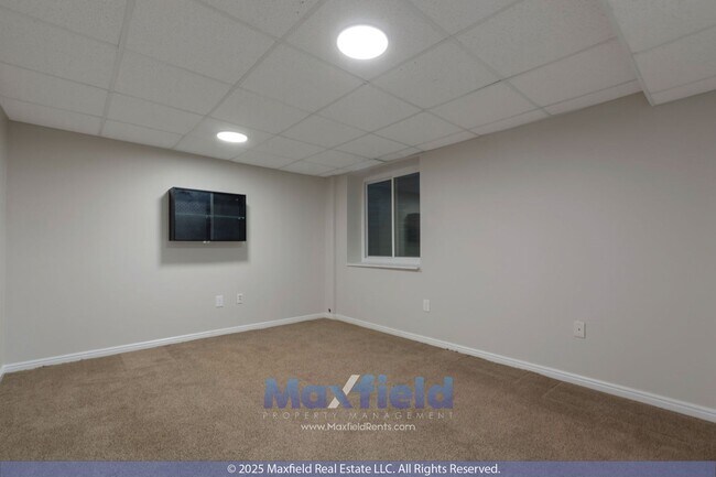 Building Photo - Beautiful 6BD, 3.5BTH, 3GAR Home in Cranberry Hills