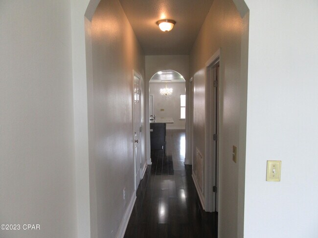 Building Photo - 105 N Shoreview Dr.