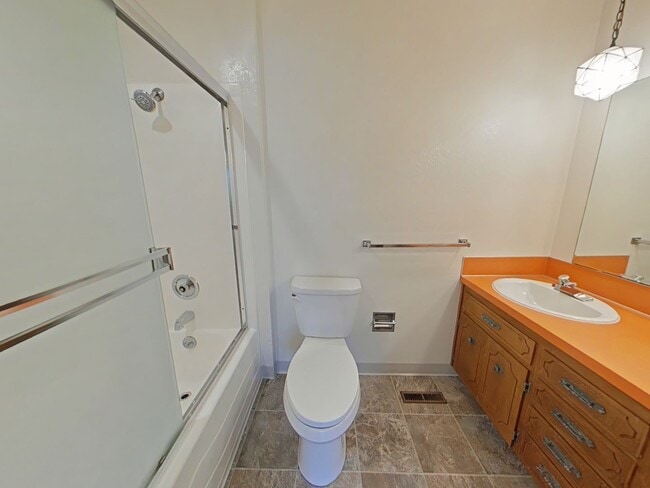 Building Photo - Charming 4 Bedroom House ~ Albany