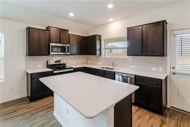Building Photo - 744 Xanadu Dr