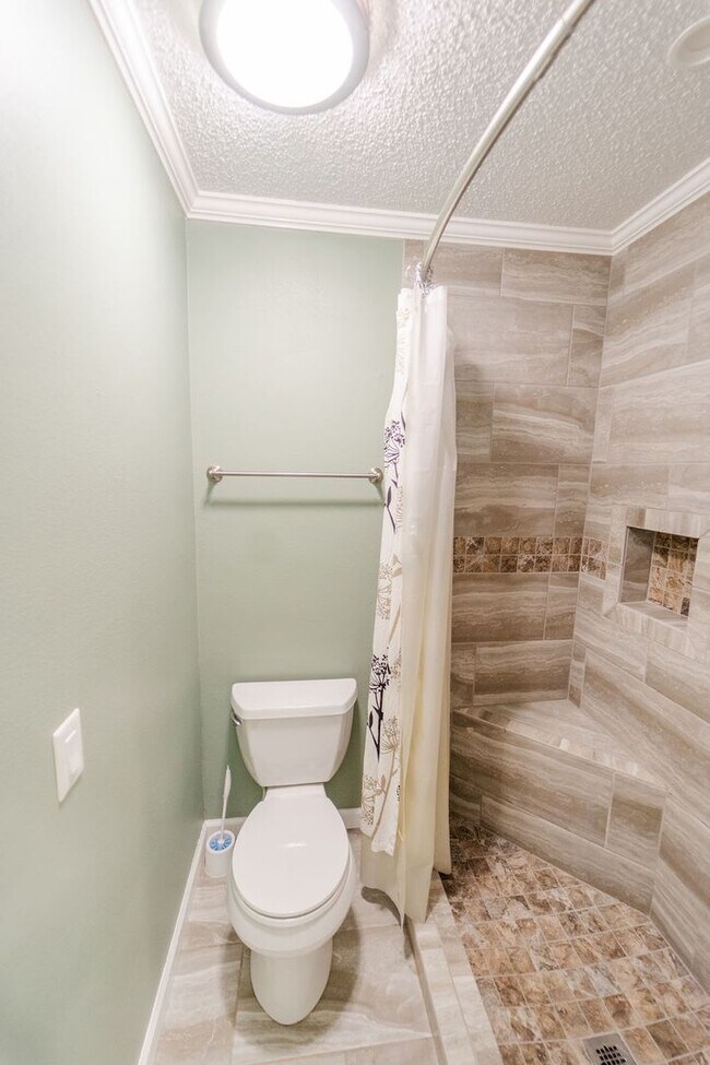 Building Photo - Come and enjoy your stay at this clean and...