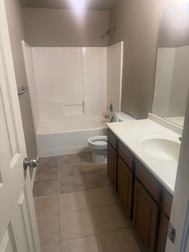 Building Photo - 3705 Matthew Dr