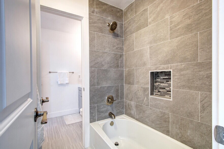 Building Photo - 6911 W 87th Way