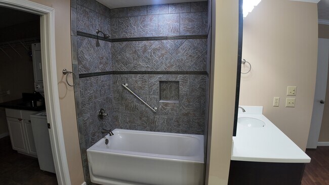 Master Bath - 3305 54th Pl