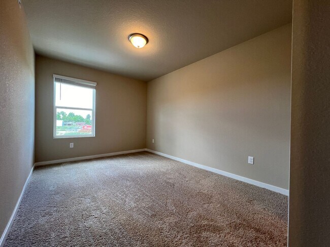 Building Photo - Brand New Townhome with fine finishes ready for you to enjoy. Great views!