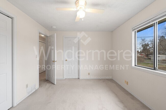 Building Photo - Beautiful Family Home ! Spring Special !! 50% Off first months rent.