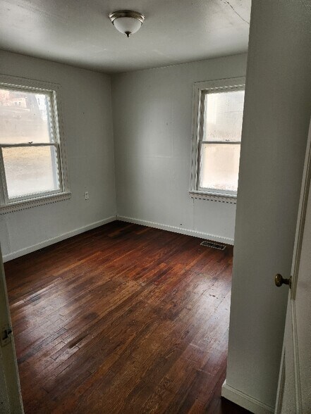 Building Photo - 300 Nipper St