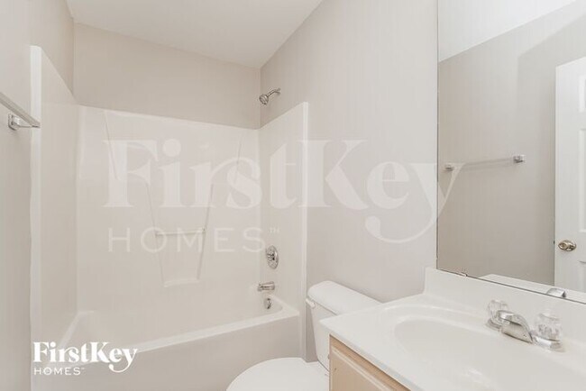 Building Photo - 916 Lakehill Rd