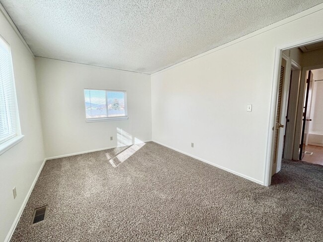 Building Photo - 2 Bedroom 1 Bath Rancher in Constitution H...