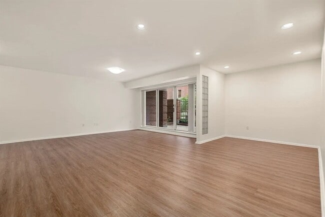 Building Photo - Stylish & inviting, this southeast-facing 1 bed 1 bath in the coveted University Green offers