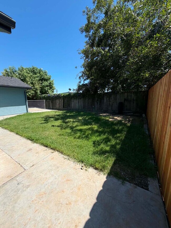 Building Photo - Beautifully Updated 3 Bedroom Home