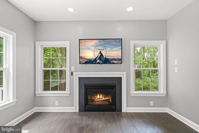 Building Photo - 1525 Walters Ln