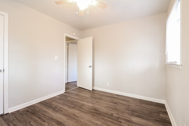 Building Photo - 219 W Castle Dr