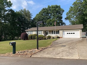 Building Photo - 3 Bedroom 2 Bathroom