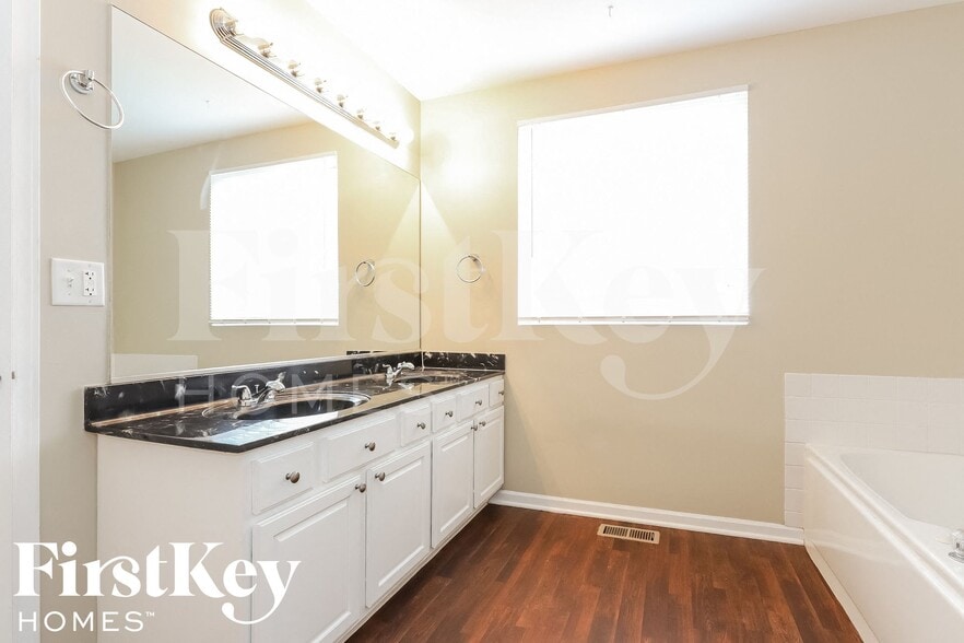 Building Photo - 1657 Park Vista Ln