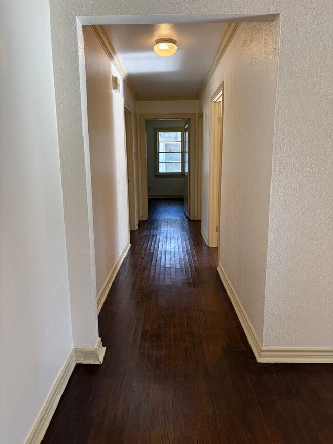 Building Photo - Beautiful 4 bedroom/ 2 bath home with Central Air&Heat